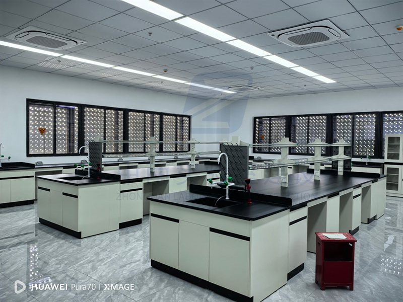 实验室家具公司厂家：进口VS国产！如何选择？